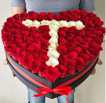 Boite de 100 roses à livrer avec lettre - Dubai Organizer